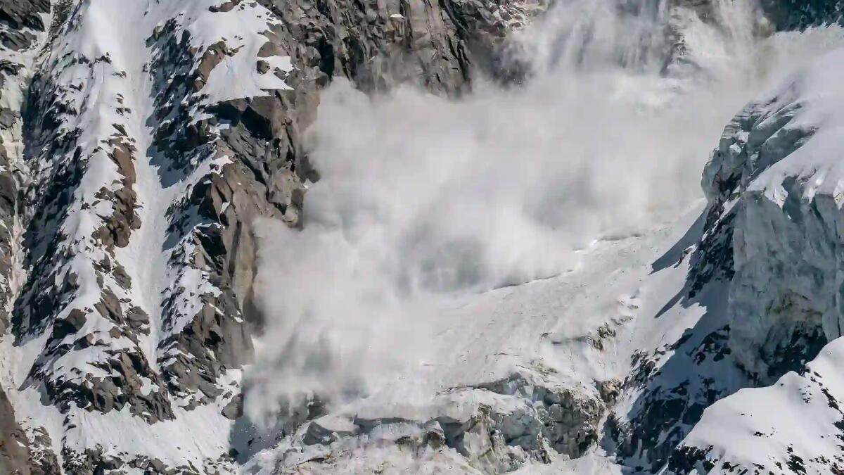 Tragedia a Passo Giau, valanga travolge uno scialpinista: morto nonostante il soccorso dell'amico -