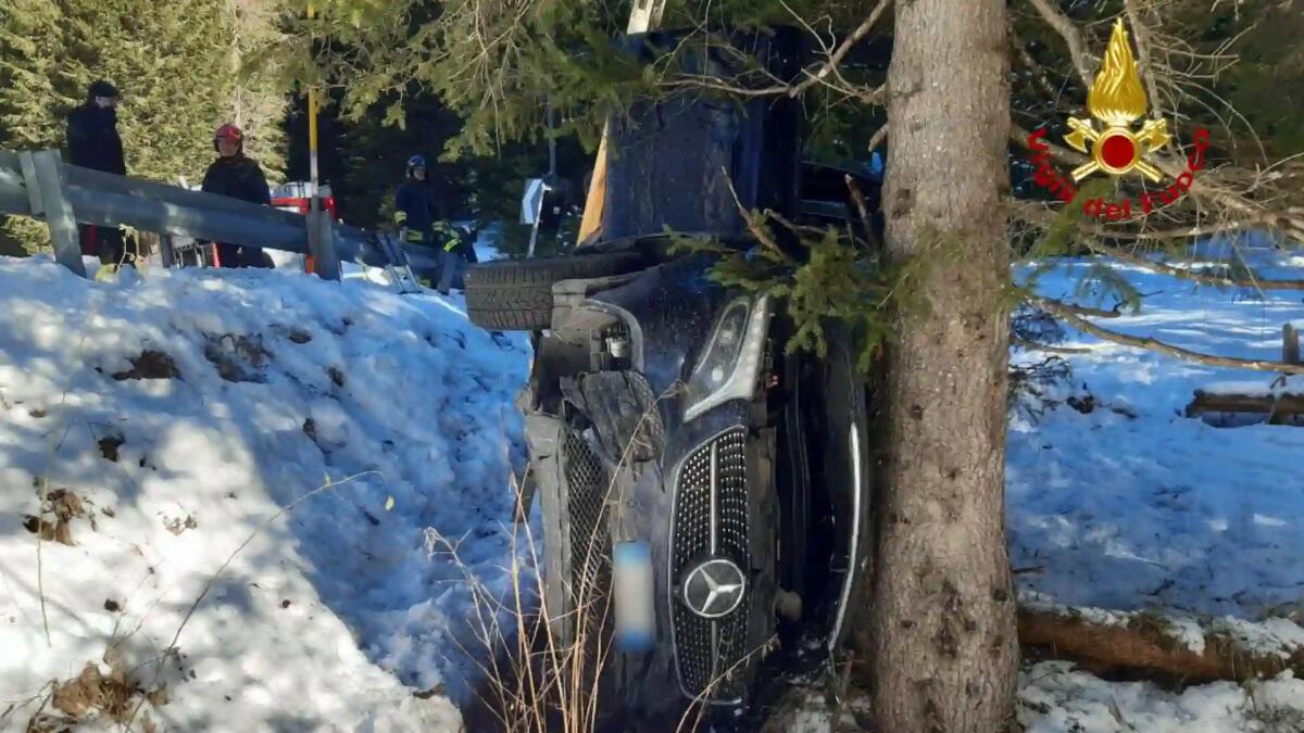Finiscono ribaltati fuori strada con la Mercedes V 300: tre persone ferite - 