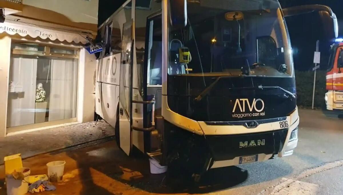 Jesolo. Ruba un pullman nella notte, si schianta più volte e scappa - 