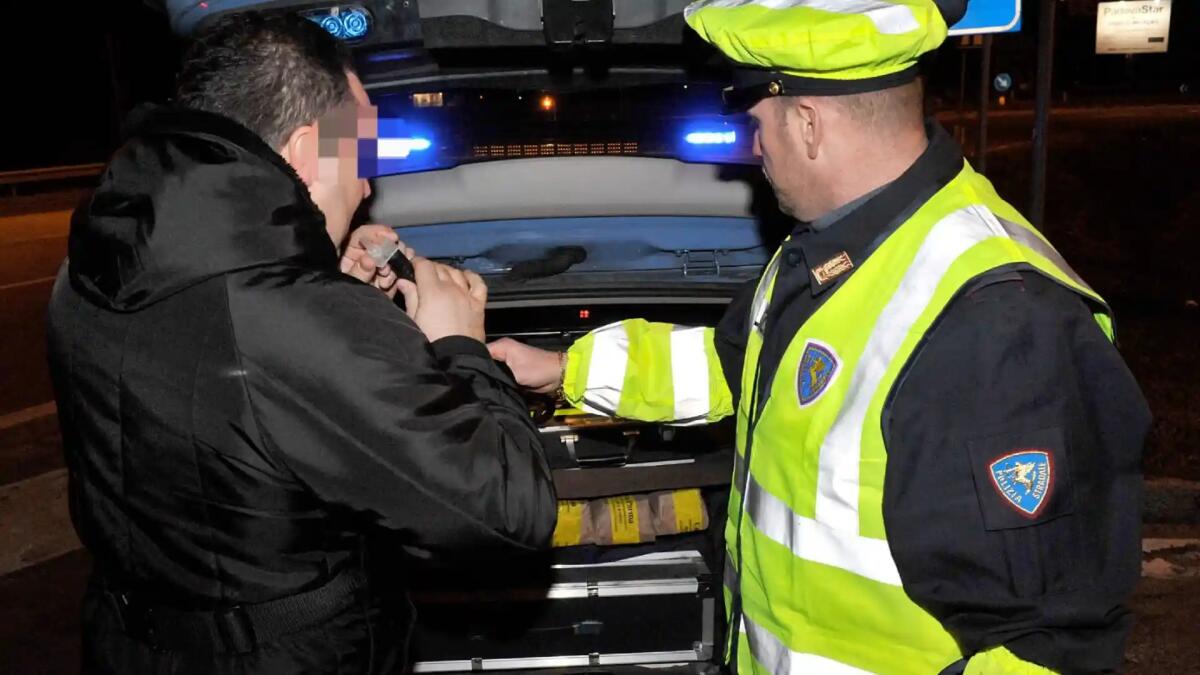 Beve 5 volte il consentito e viaggia in auto con bimbo di 6 anni e un neonato di 2 mesi - 