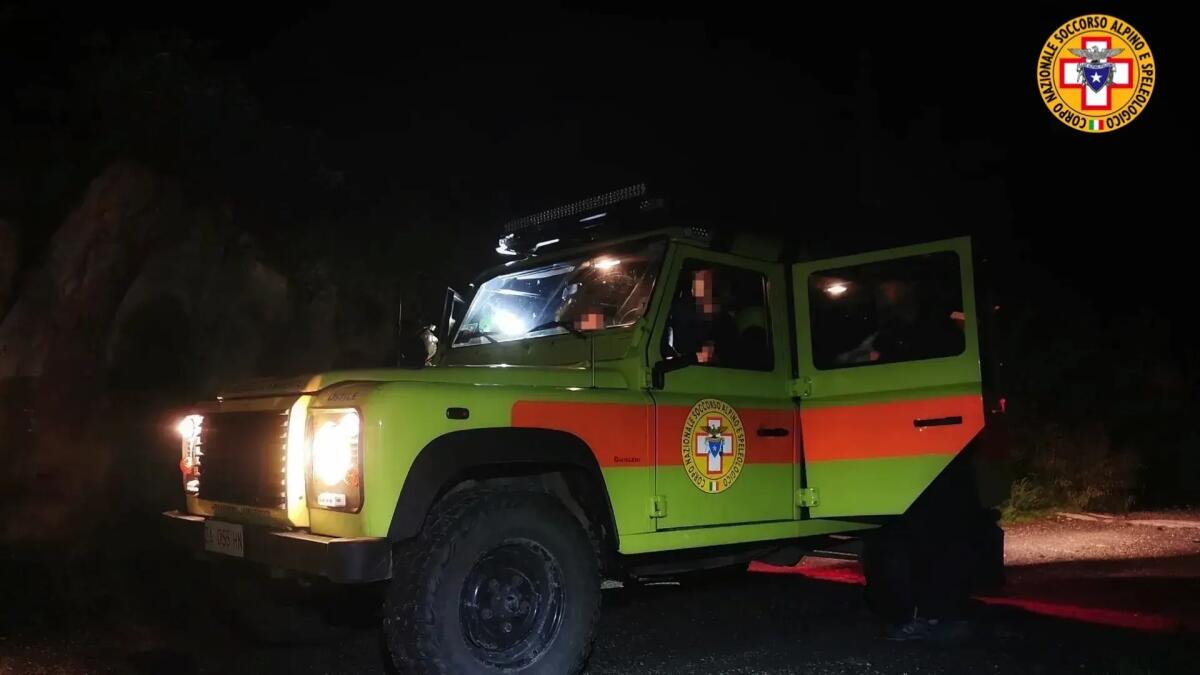 Sappada. Il cane fugge, il padrone lo rincorre e rimangono bloccati su salti di roccia: l'animale è grave - 