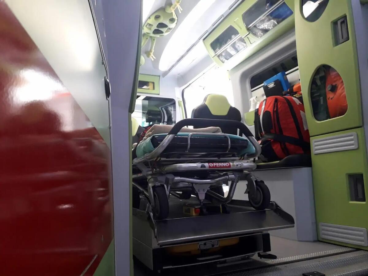 Scooter e auto si scontrano: una persona rimane incastrata sotto il veicolo -