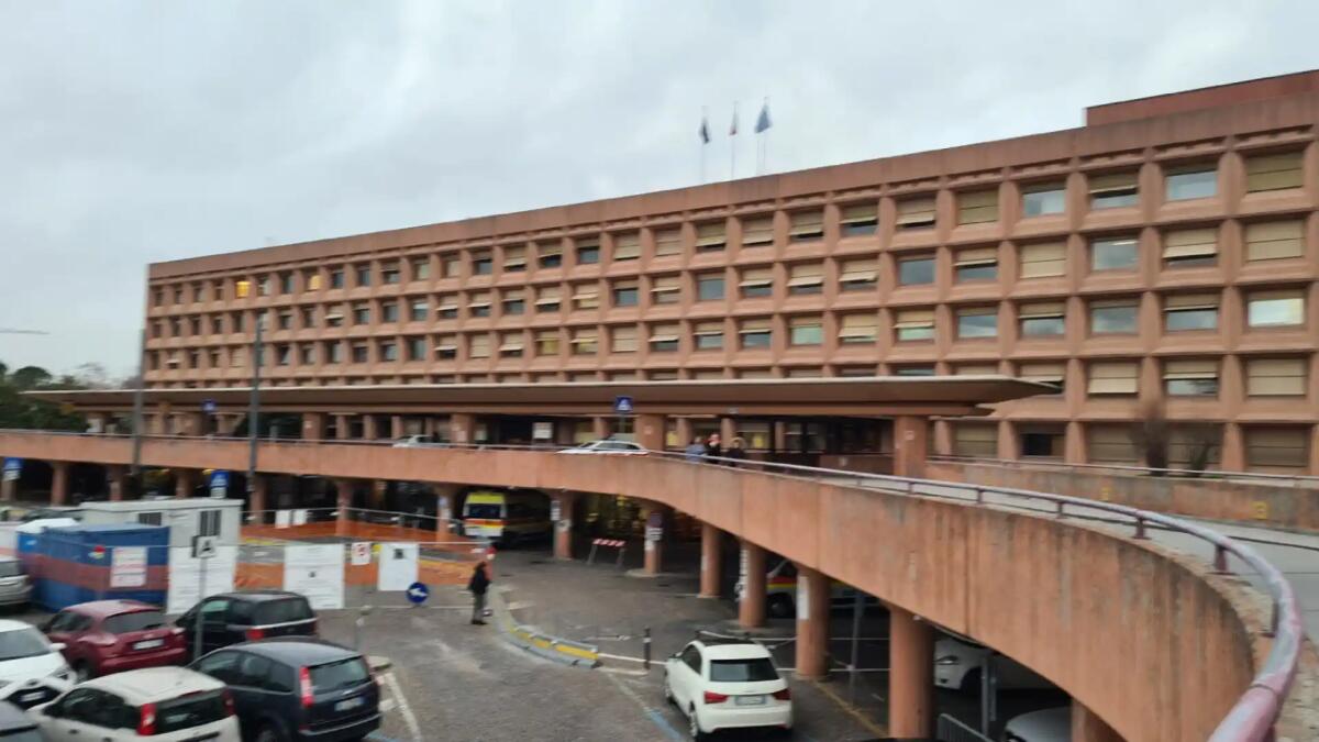 Travolto da un'auto mentre è in bici: 15enne grave all'ospedale - 