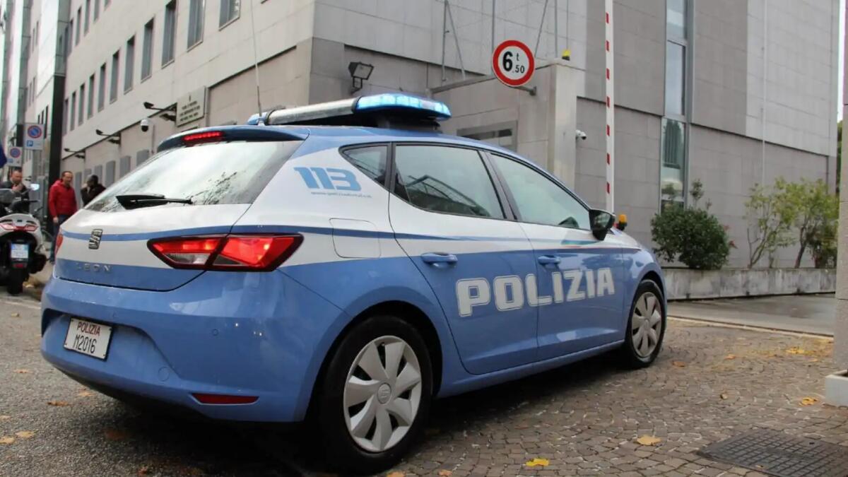 Gira armato, spara alla Polizia e scappa: arrestato un ventenne - 