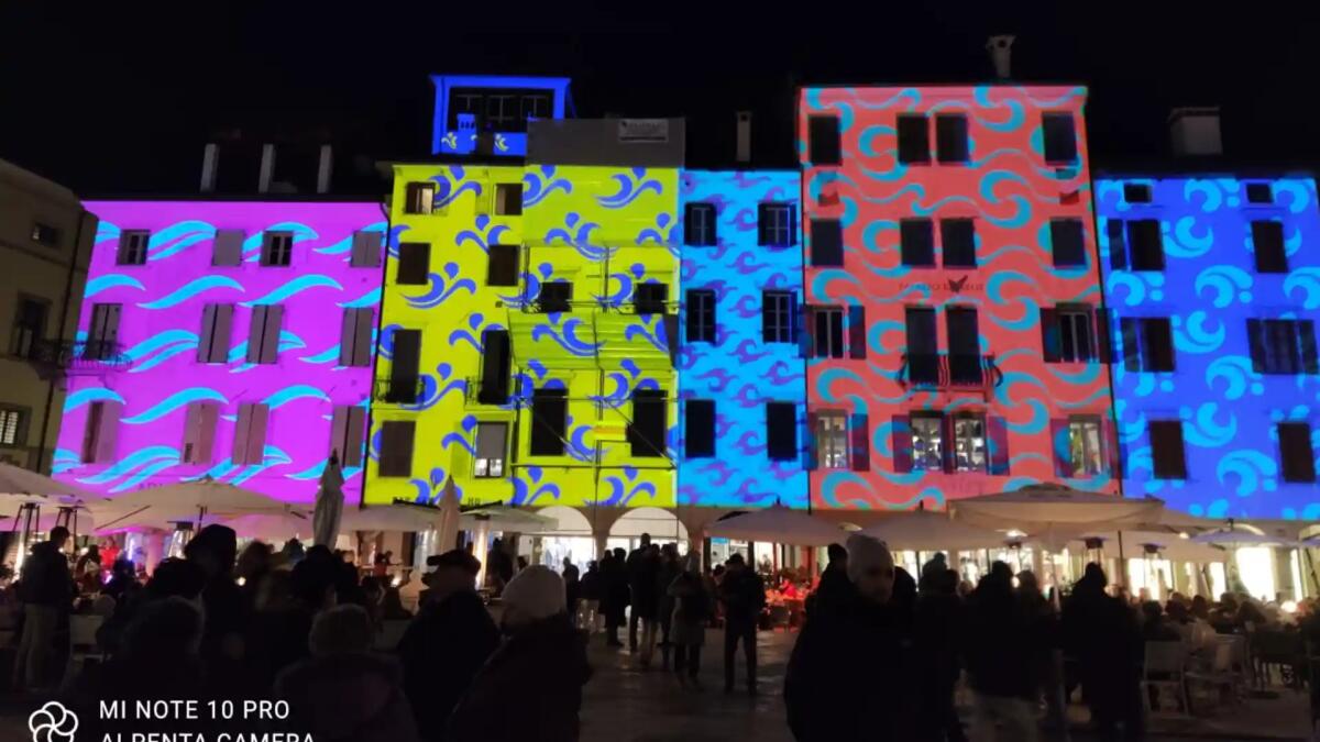 Udine. «"Botti" rumorosi e 90mila euro spesi solo per le proiezioni colorate»: è polemica - 
