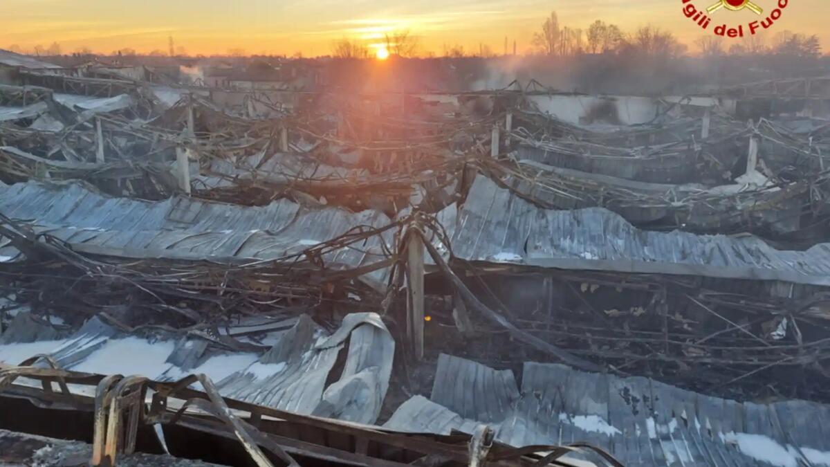 Incendio ad Azzano Decimo, proseguite per tutta la notte le operazioni di spegnimento - 