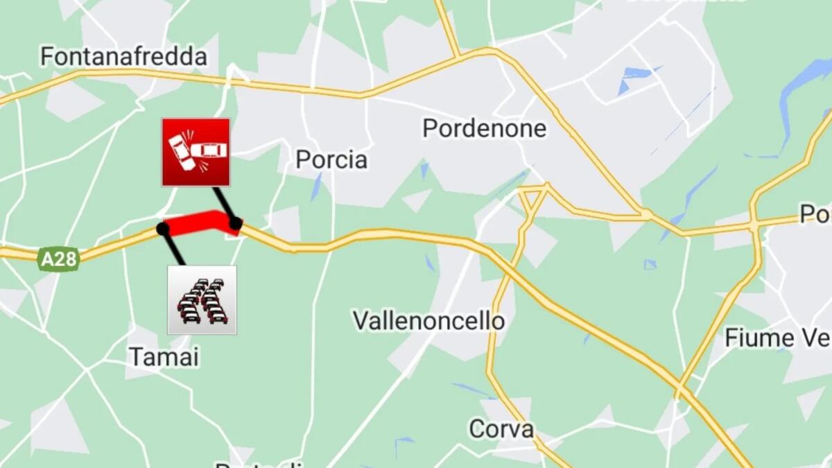 Contromano in A28 si schianta contro 2 auto: due feriti, traffico in tilt - 