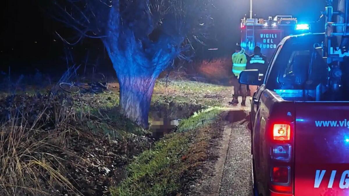 Ciclista 59enne trovato deceduto in un fossato nella notte - 