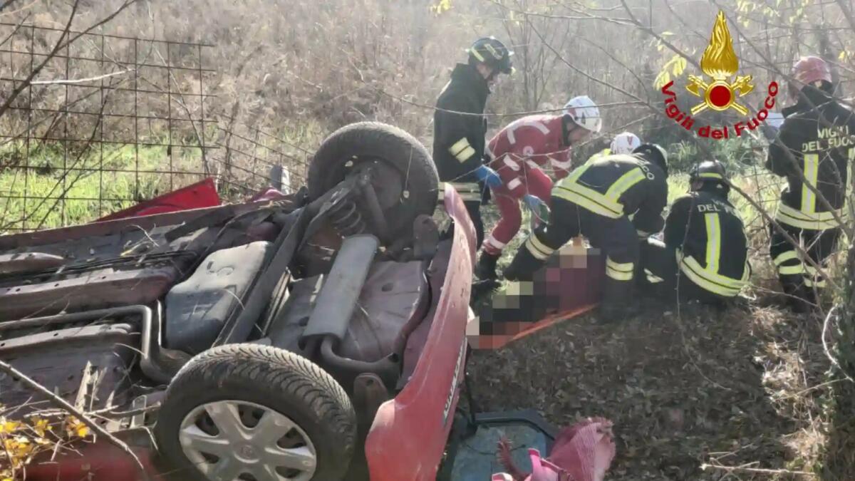 Perde il controllo dell'auto e finisce rovesciata nel fossato: ferita una donna - 