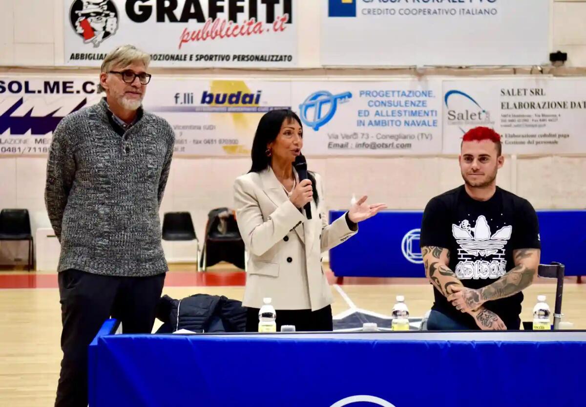 «La capacità di rialzarsi nonostante i limiti». Il paralimpico Andrea Pusateri incontra gli studenti a Monfalcone - 