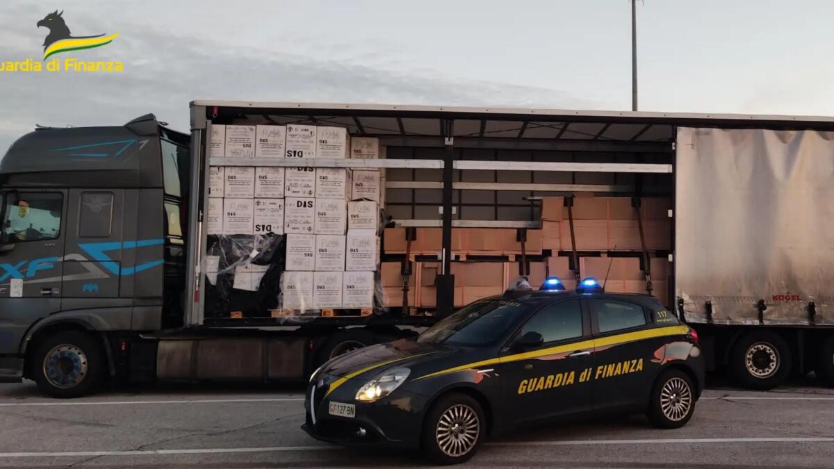 Maxi sequestro di sigarette di contrabbando: arrestati 2 stranieri - 