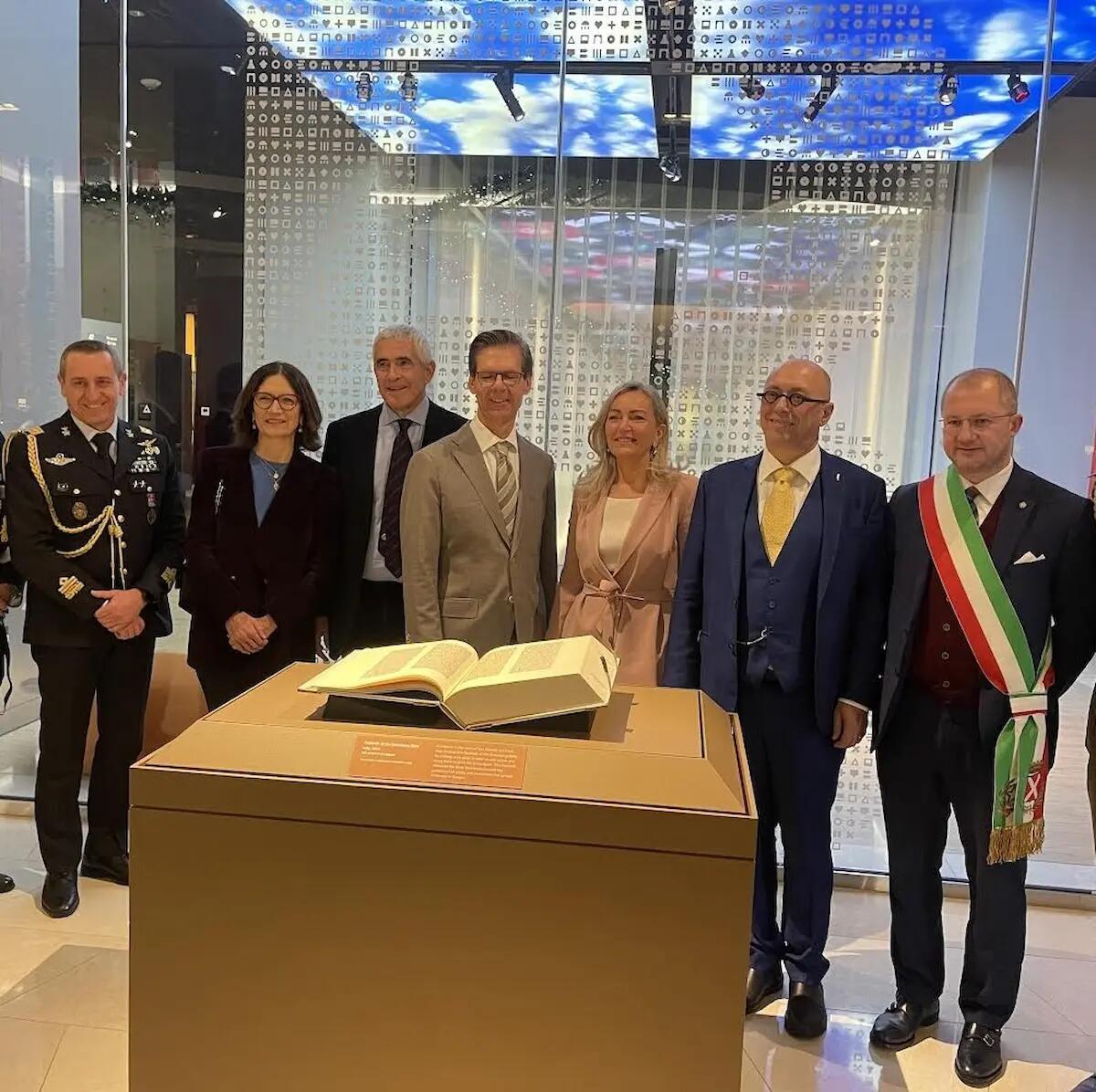 Una copia della Bibbia Gutenberg al Museo della Bibbia di Washington - 