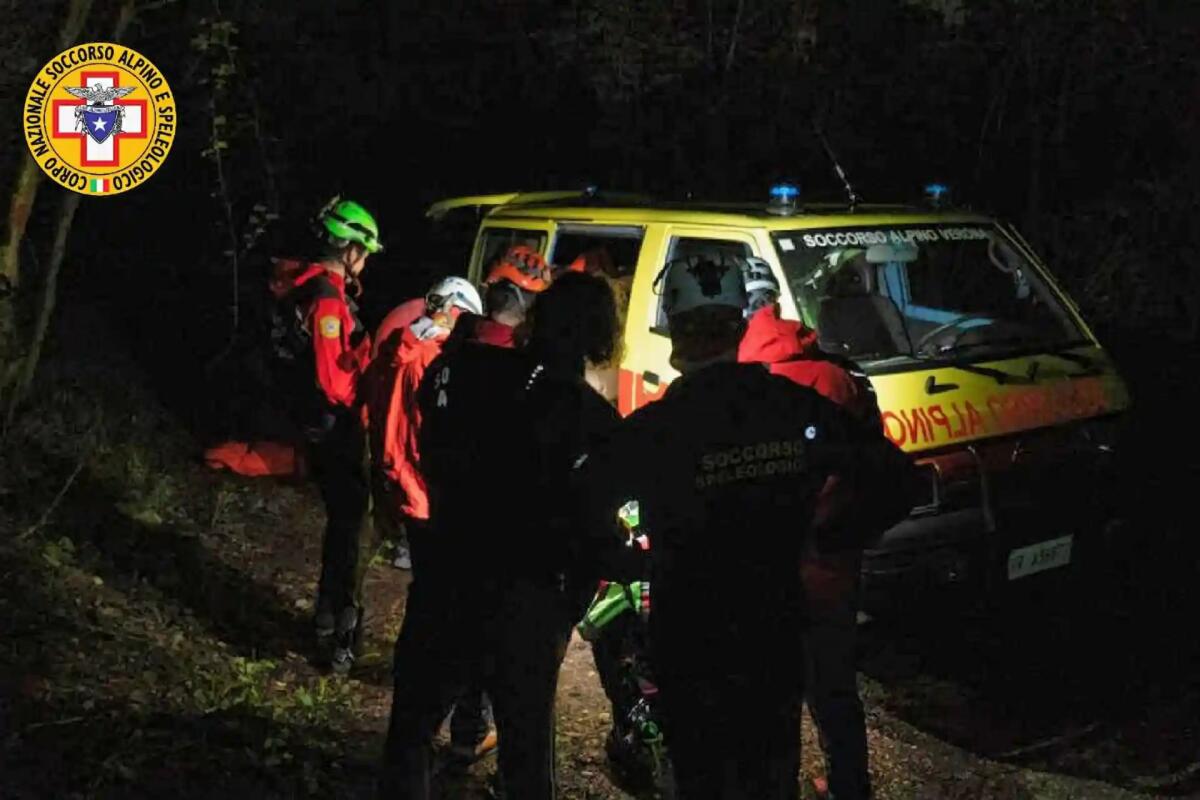 Escursionisti bloccati nel mezzo di un canalone ripido e impervio - 