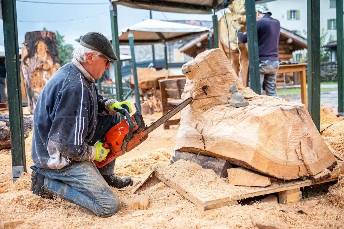 Il progetto Sutrio Paese Presepe prende il via con 4 opere realizzate in loco dagli scultori ospiti - 