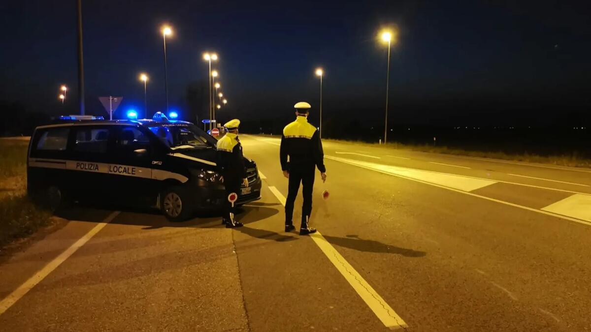 Alla guida senza patente su veicolo con fermo amministrativo, in due nei guai - 