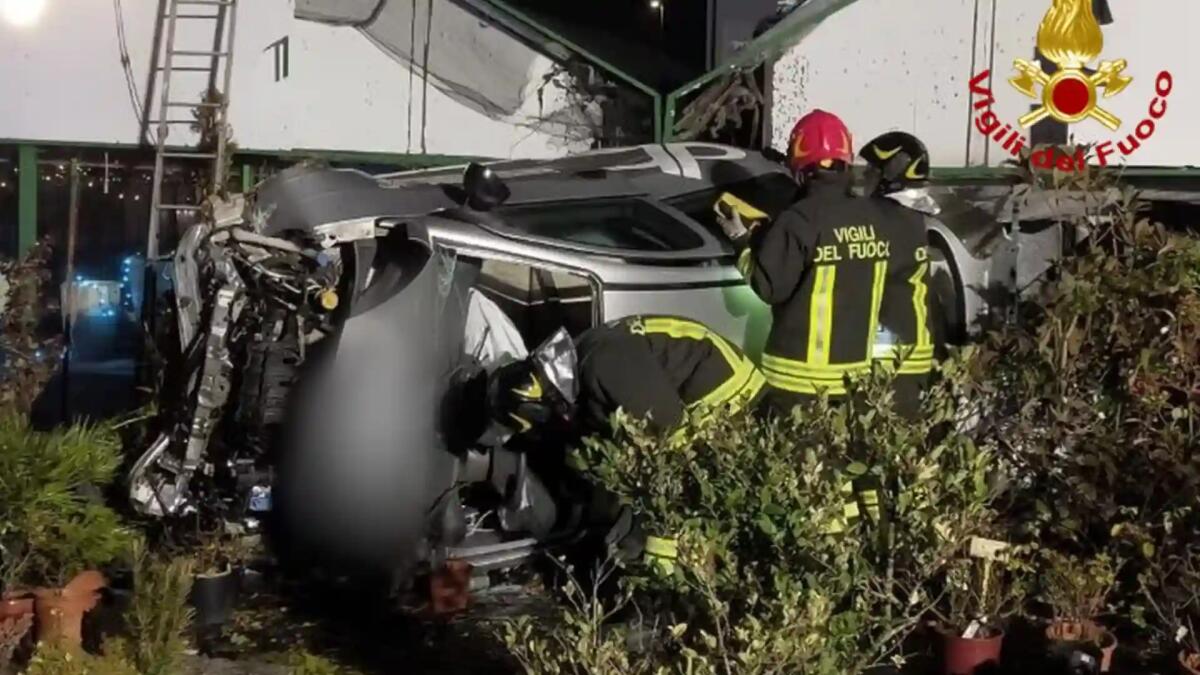 Sbanda con l'auto e piomba nella fioreria a Porcia: due feriti - 