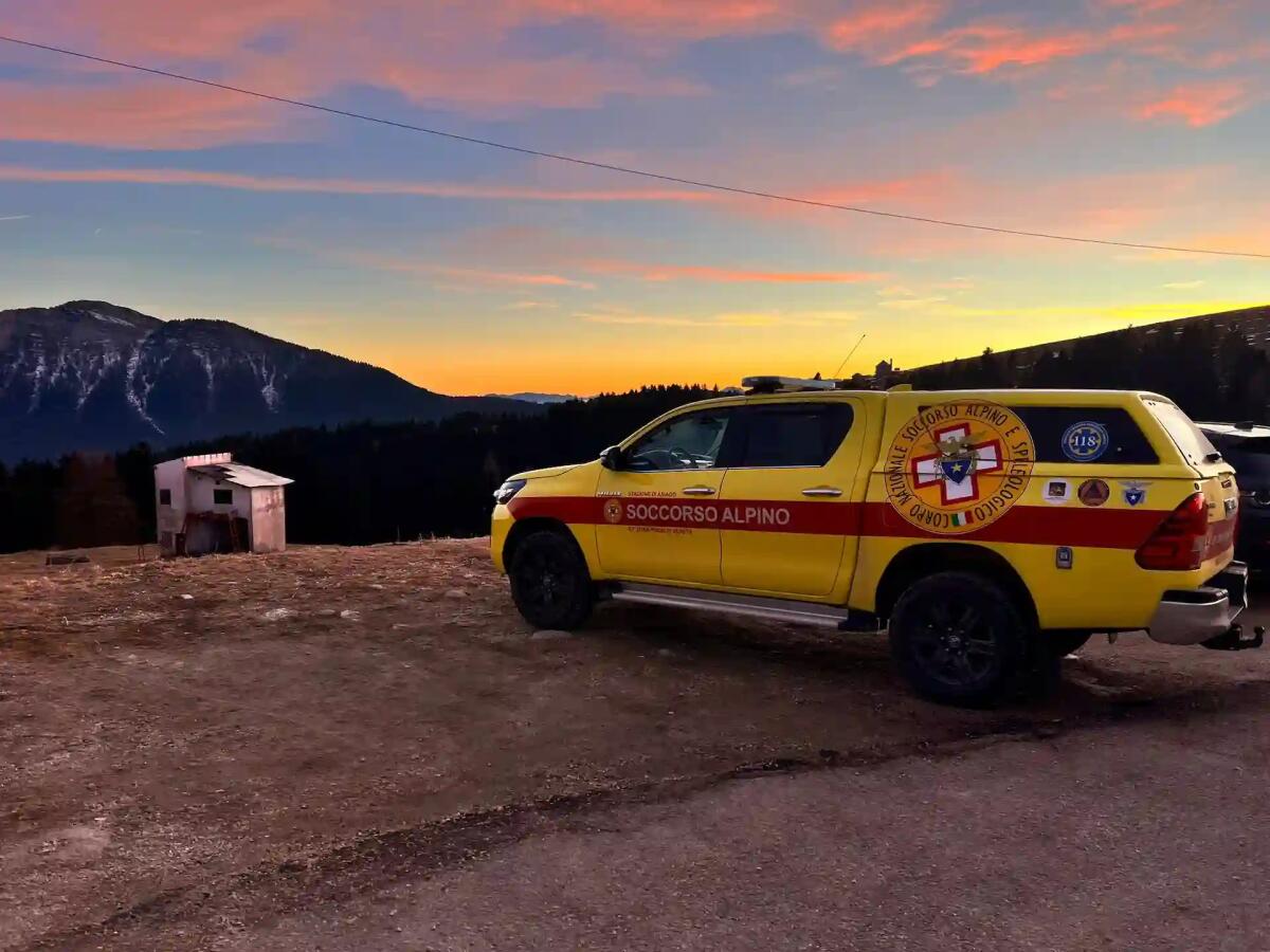 Escursionista scivola sul ghiaccio e rimane bloccato: soccorso 58enne -