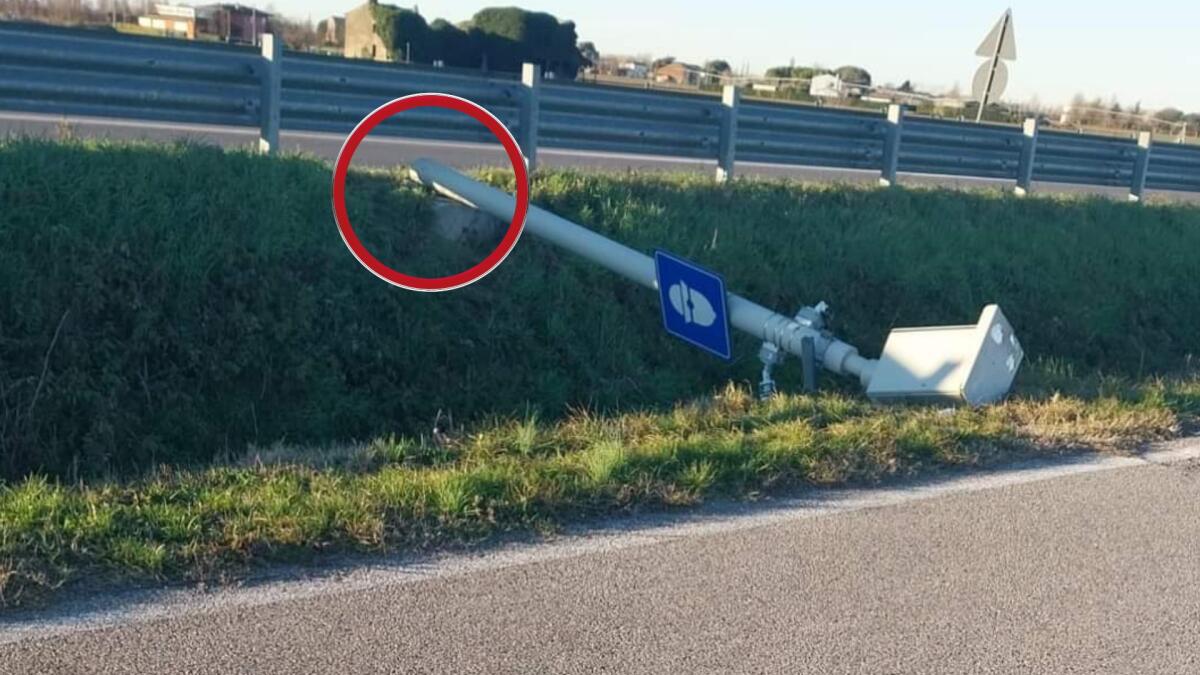 "Fleximan" torna in azione: segato nella notte l'autovelox a Carceri - 