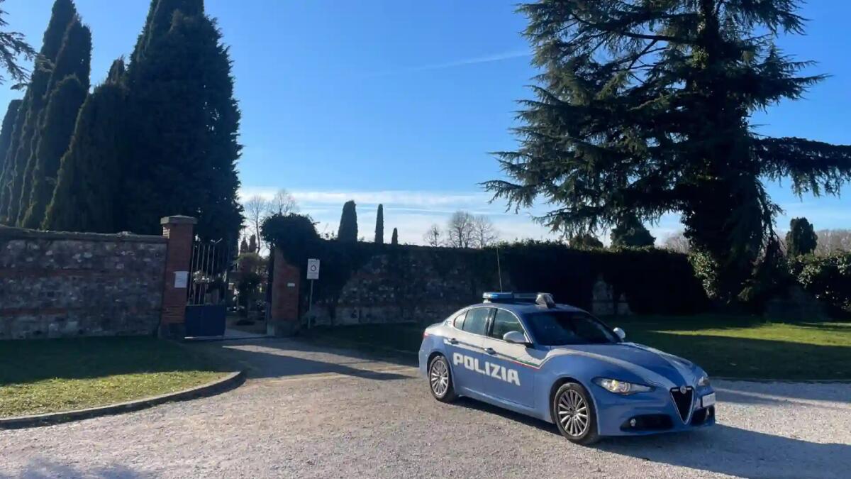 Rubava dalle auto in sosta al parcheggio del cimitero: arrestato 48enne - 