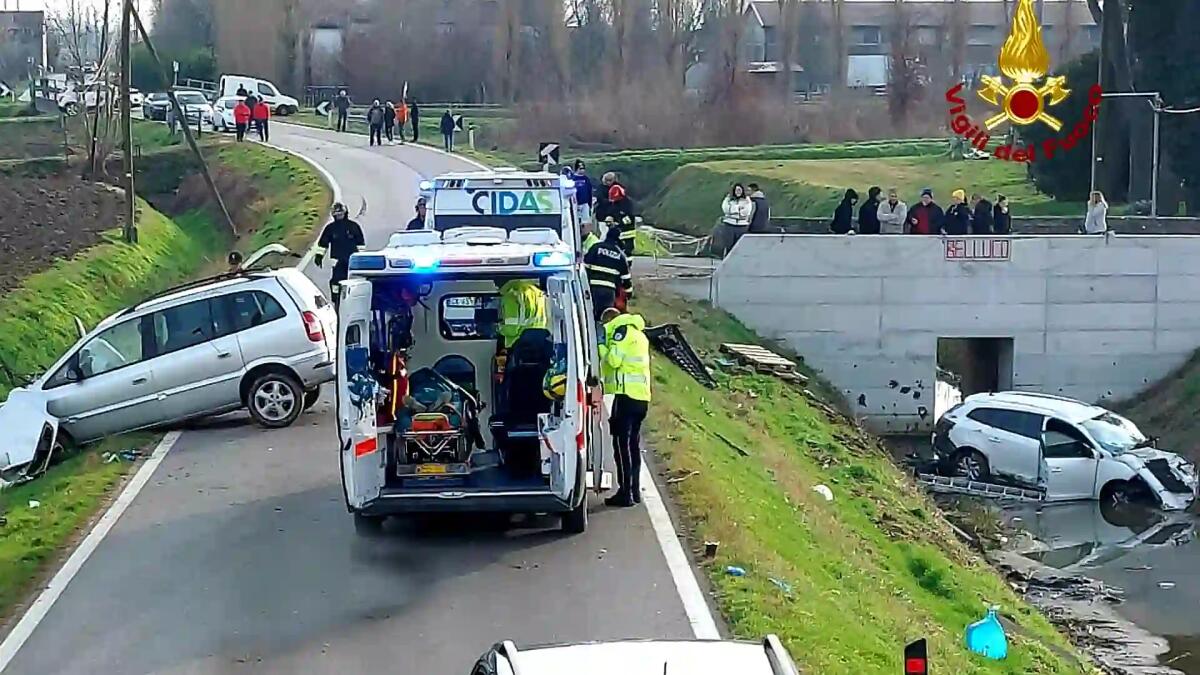 Frontale tra due auto, una finisce nel fossato: tre persone ferite - 