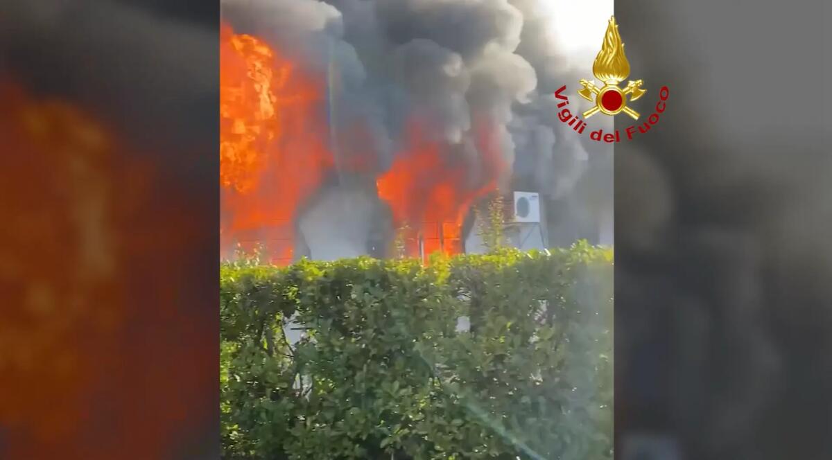 Incendio a Pordenone, in fiamme un garage: bruciano 3 auto e lo stabile accanto -
