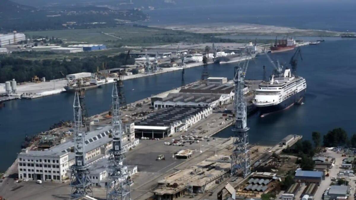 Rimane schiacciato in un cantiere navale a Monfalcone: gravissimo un operaio - 