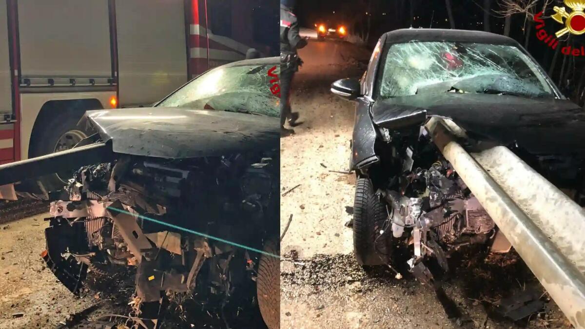 L'auto finisce fuori strada e il guardrail penetra nell'abitacolo: miracolato il conducente -