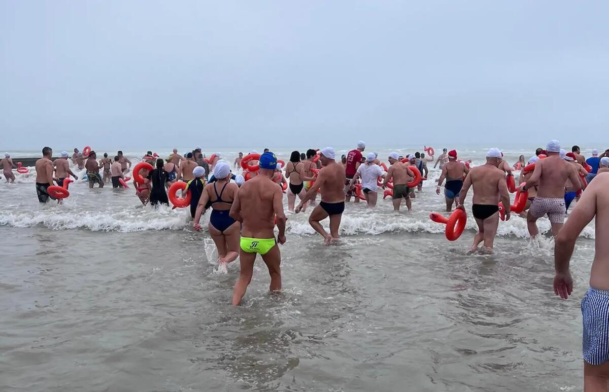 Tradizionale tuffo di Capodanno nel mare di Jesolo, oggi 1 gennaio 2024 - IL VIDEO -