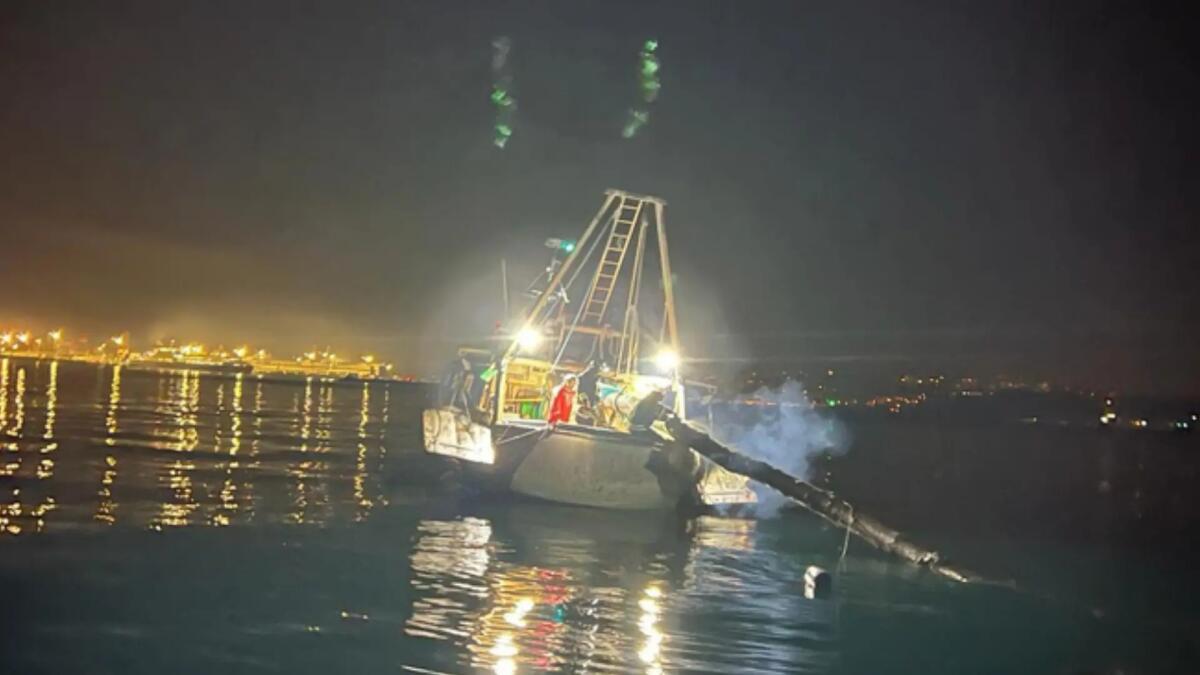 Grosso tronco di oltre 15 metri nella rete di un peschereccio: il soccorso nel Golfo di Trieste - 