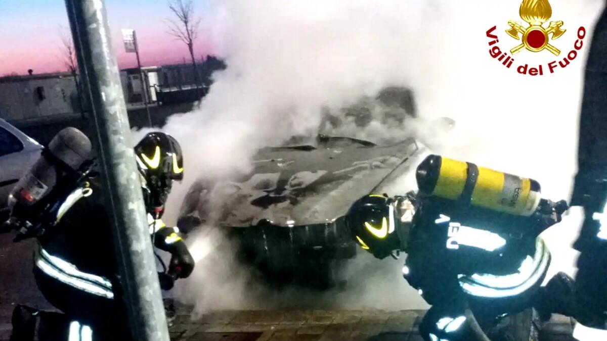 Fiume Veneto. Auto in fiamme nel parcheggio del centro commerciale -