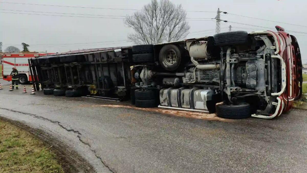 Perde il controllo dell'autoarticolato e finisce rovesciato: ferito l'autista - 