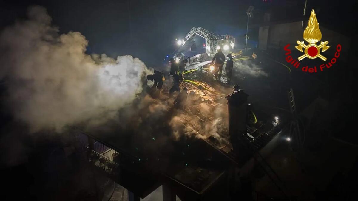 Pordenone. Fiamme nella notte in casa, il rogo devasta parte del tetto ventilato -