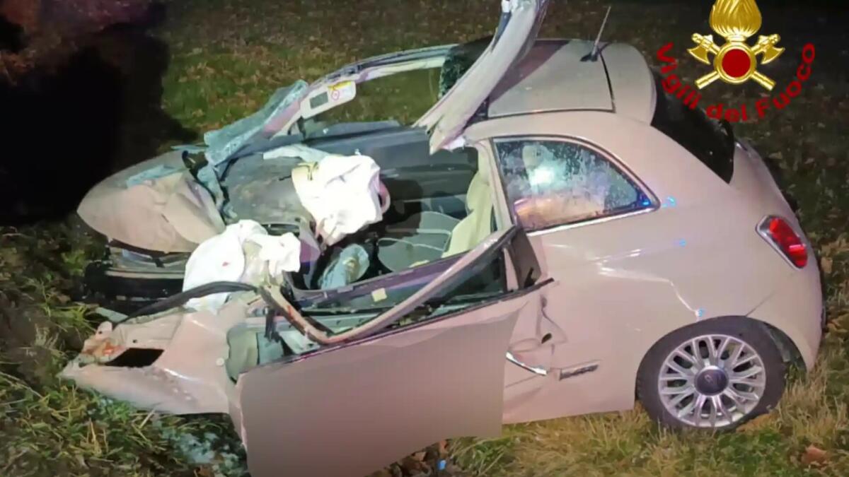 Piomba con la Fiat 500 contro un platano: morto un 20enne - 
