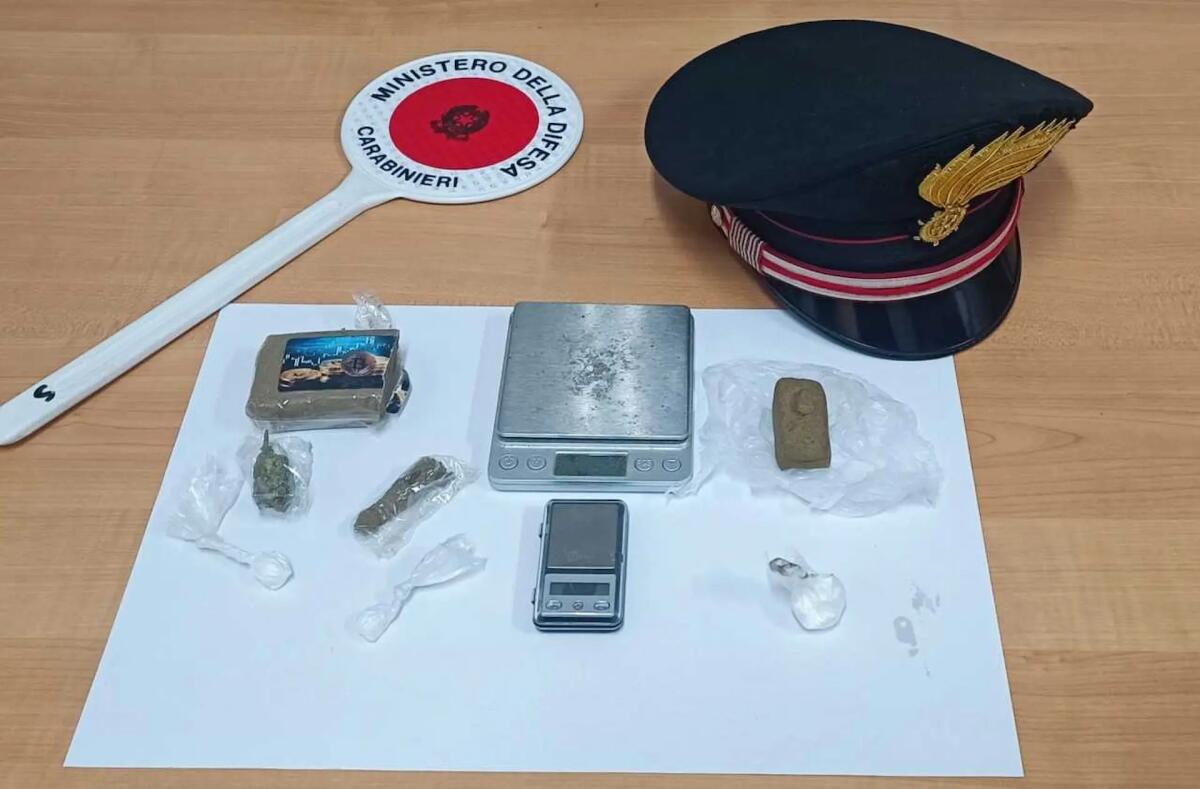 Controllano un uomo agli arresti domiciliari e scoprono un giro di droga tra condòmini -