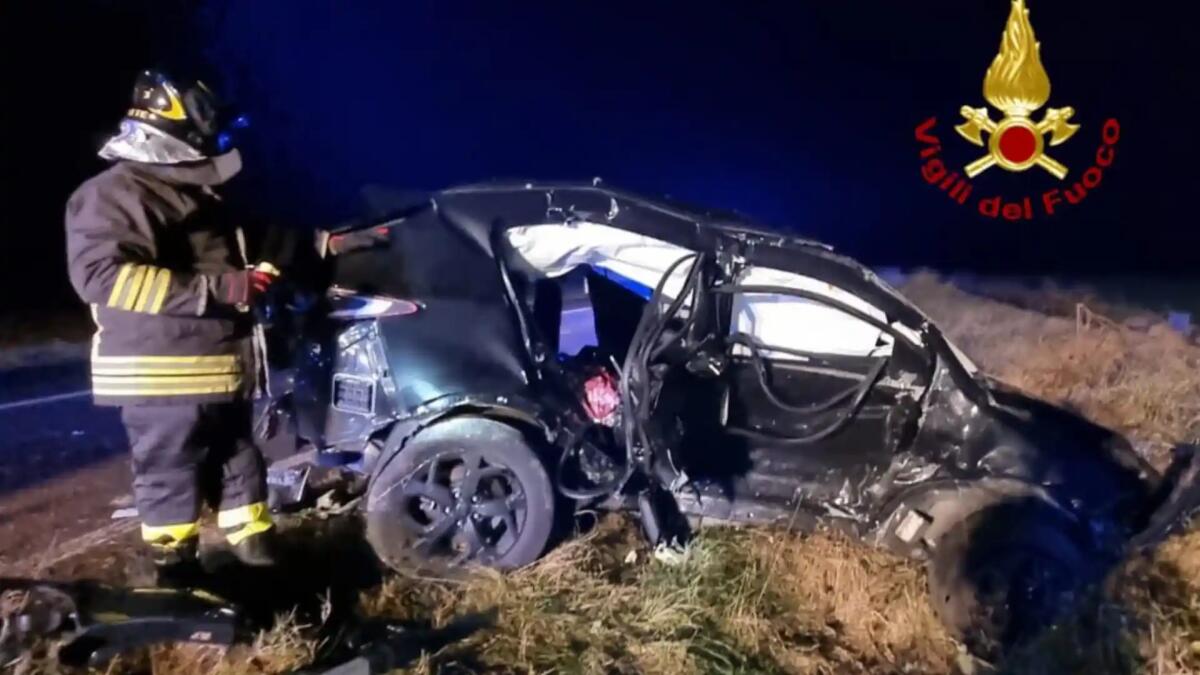 Pauroso scontro tra 2 auto sulla Napoleonica: due feriti, uno è grave - 