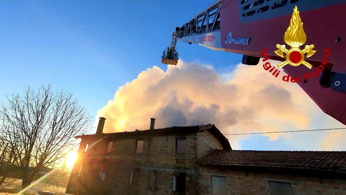 Incendio in una casa disabitata. Paura per le bombole di gas -