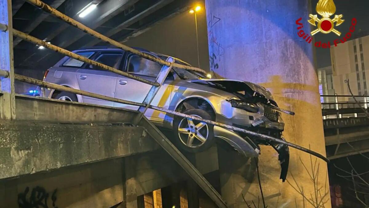 Con l'auto contro il guardrail, rimane in bilico sul cavalcavia: tragedia sfiorata -