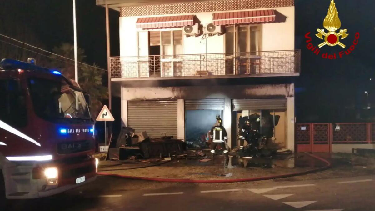 Incendio in casa, famiglia si rifugia sul terrazzo: evacuata con le scale dai pompieri - 