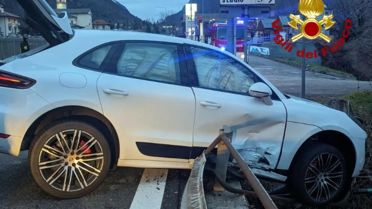 Suv finisce fuori strada e abbatte lo sfiato del metanodotto: 2 feriti - 