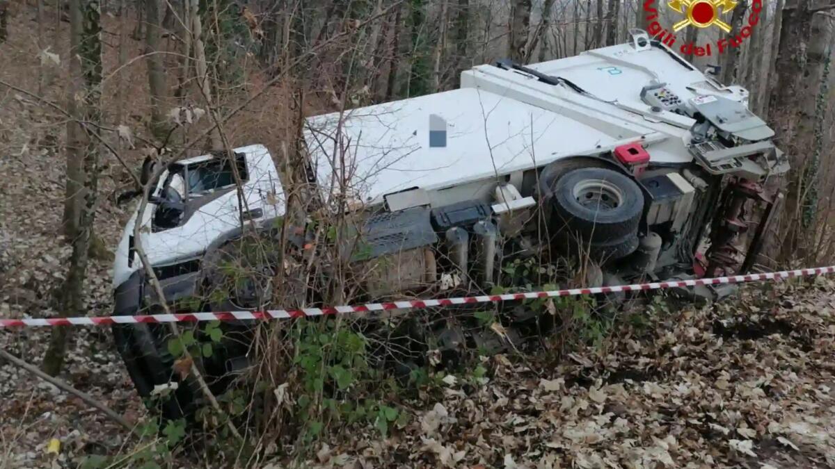 Sbanda e finisce fuori strada con il camion dei rifiuti: ferito il conducente - 