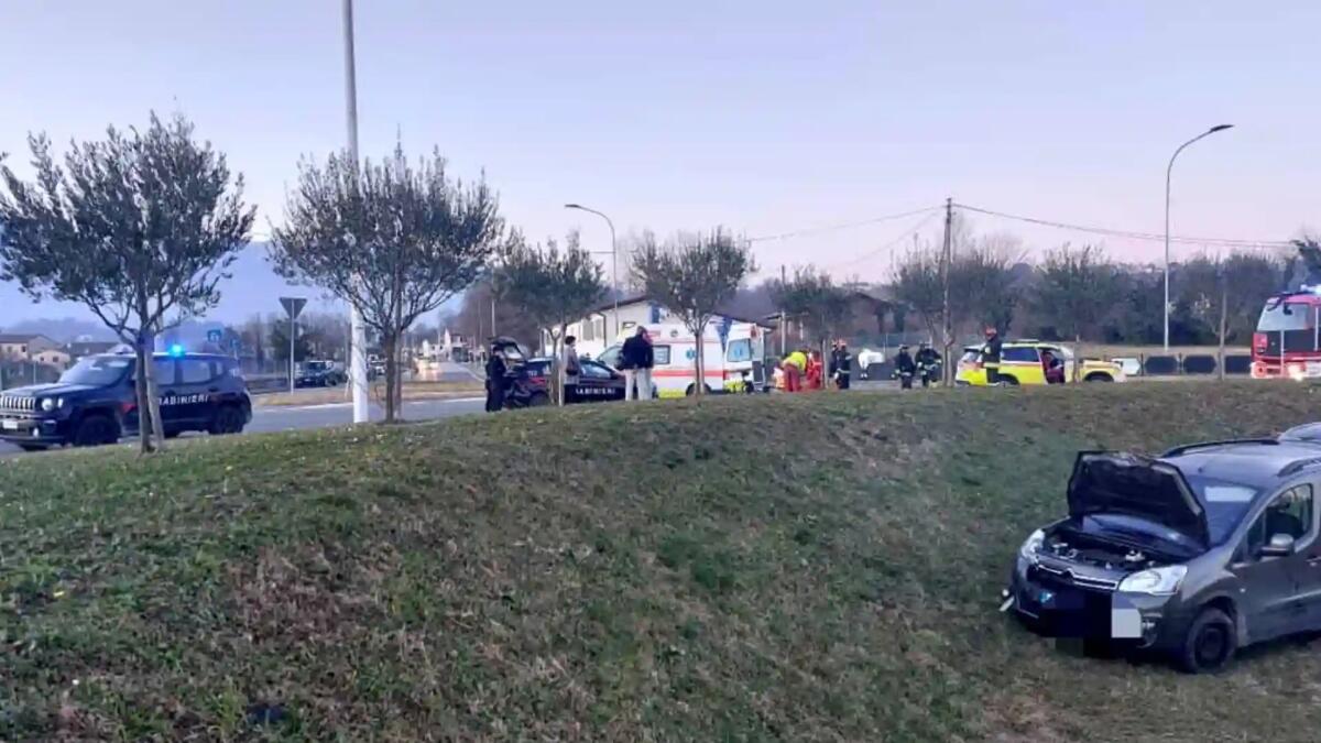 Malore alla guida, travolge con l'auto un gruppo di minorenni: un morto e quattro feriti - 