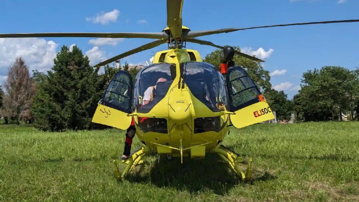 Finisce con l'auto nel fossato, ma nessuno se ne accorge: gravissimo un uomo - 