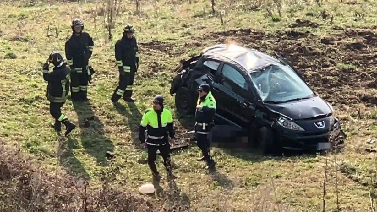 Finisce con l'auto nella scarpata: 58enne morto sul colpo - 