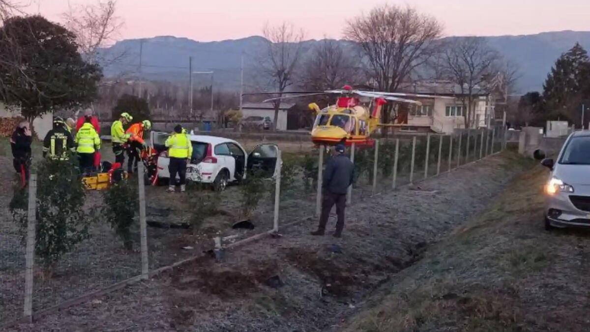 Scontro tra due auto lungo la SS 51: quattro feriti - 