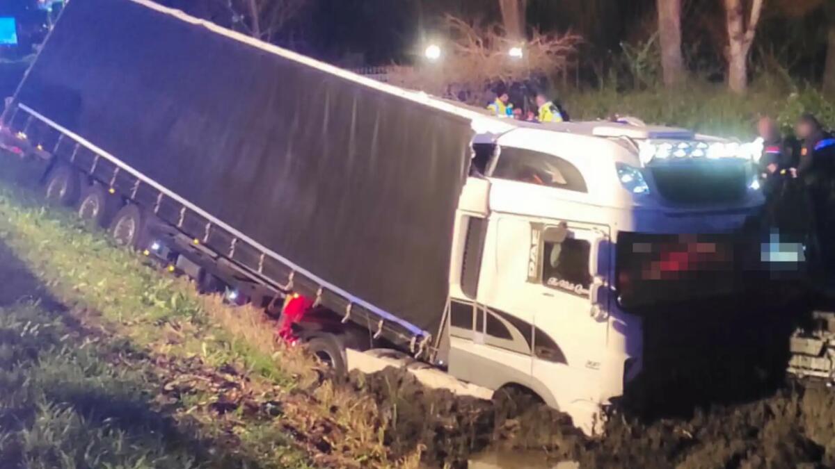 Fuori strada con il camion, viene trafitto da un palo in cabina: morto l'autista - 