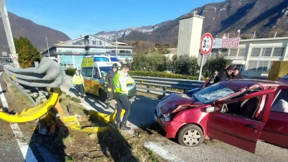 Dritta con l'auto contro la cuspide del guardrail: grave una giovane donna - 