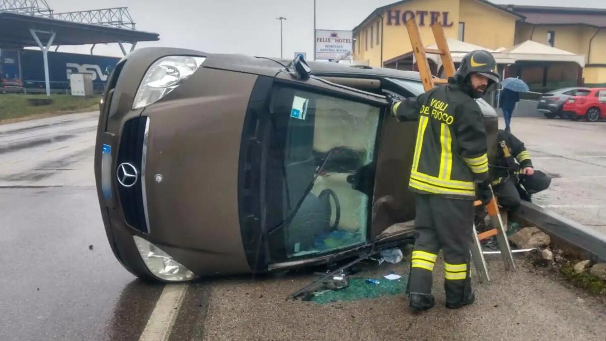Scontro tra due auto, una si ribalta su un fianco: feriti i conducenti -