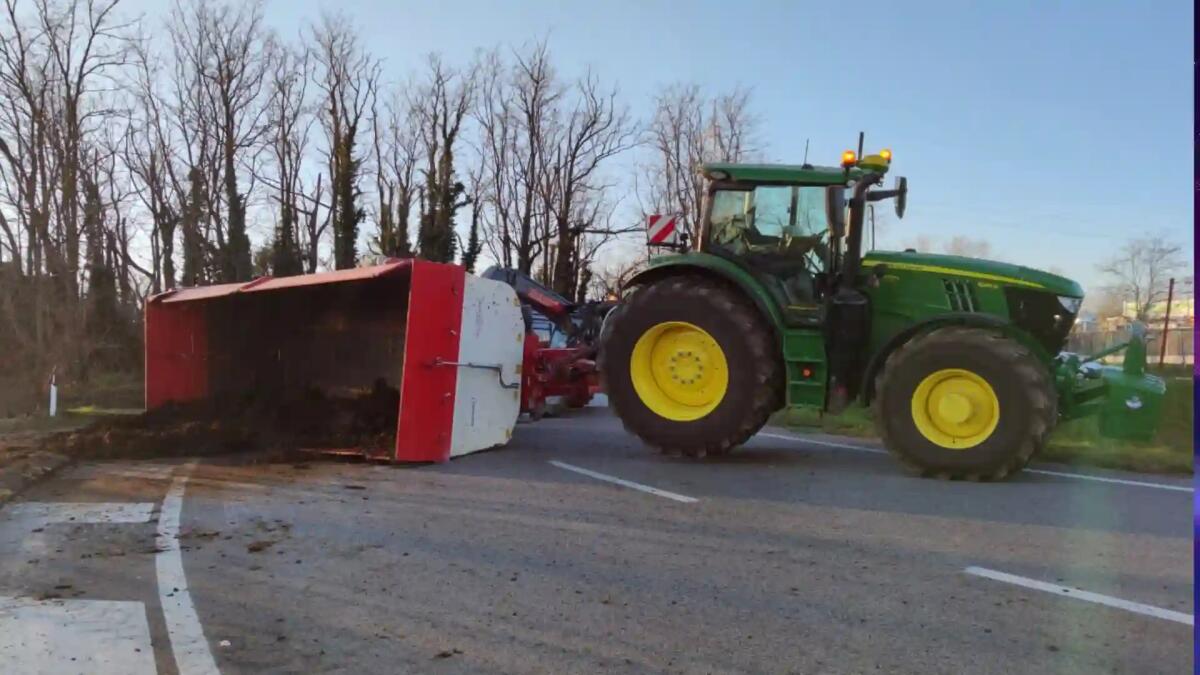 Martignacco. Il rimorchio del trattore carico di letame si ribalta alla rotonda - 