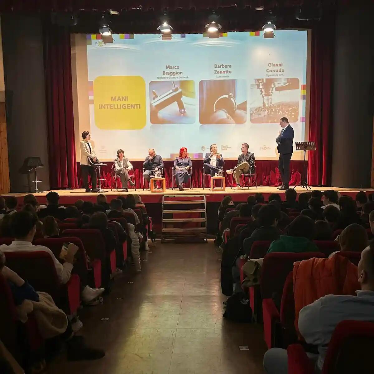 Oltre 500 studenti ai Golden Talk d'apertura di Vioff Golden Generaction - 