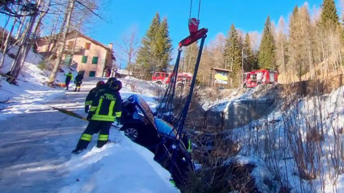 Scivola con l'auto sul ghiaccio e finisce nel fossato: morta una donna - 